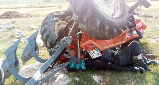 Devrilen traktörün altında kaldı öldü