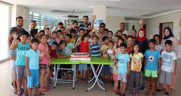 Kuran öğrenen minikler pasta kesti