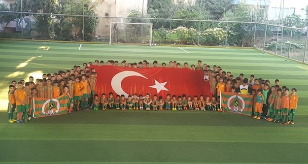Minik futbolculardan dev bayrak