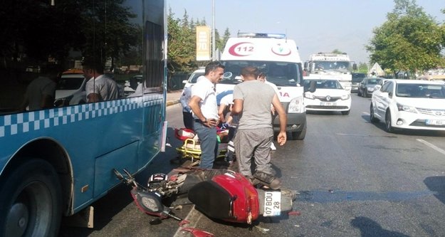 Motosiklet otobüse çarptı: 2 yaralı var