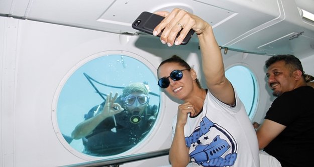 Niran Ünsal'ın Alanya'da denizaltı keyfi