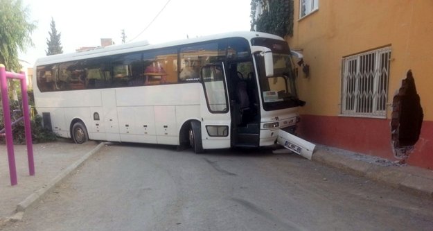 Otobüs önce eve sonra çocuk parkına girdi