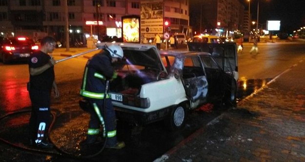 Otomobil yandı 4 kişi canını zor kurtardı