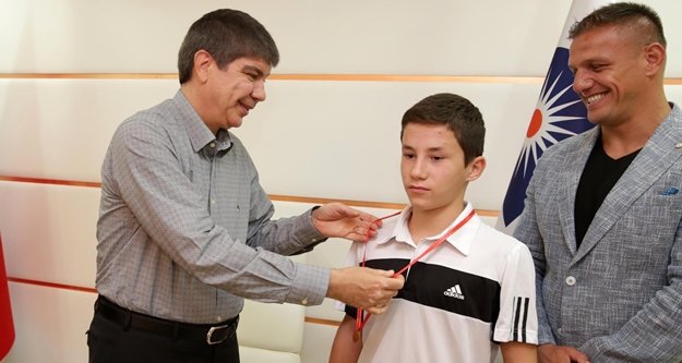 Şampiyon güreşçilere Türel’den altın