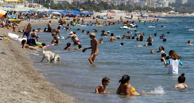 Tatilciler sahilleri doldurdu