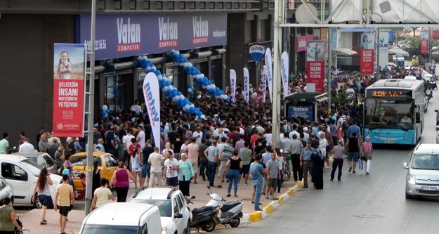 Teknoloji market açılışında indirim izdihamı