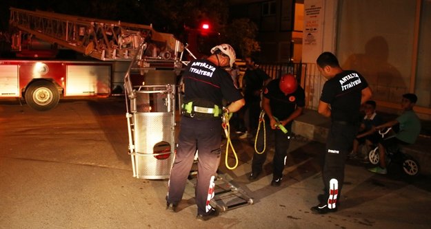 Tuvalette mahsur kalan kadını itfaiye kurtardı