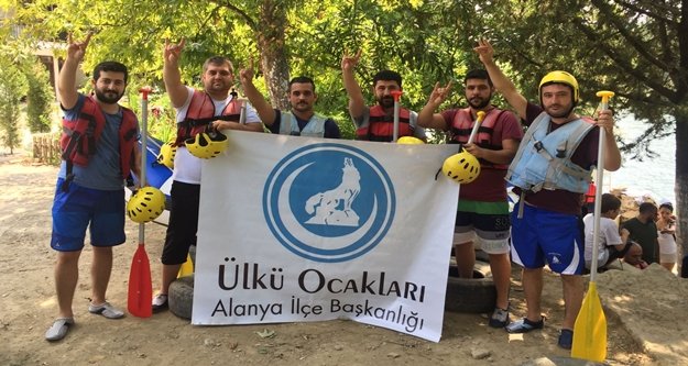 Ülkücüler rafting yaptı