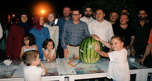 47 kilo ağırlığındaki dev karpuz testereyle kesildi