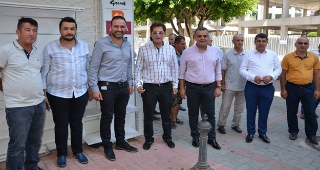 AK Parti binası önünde bayramlaştılar