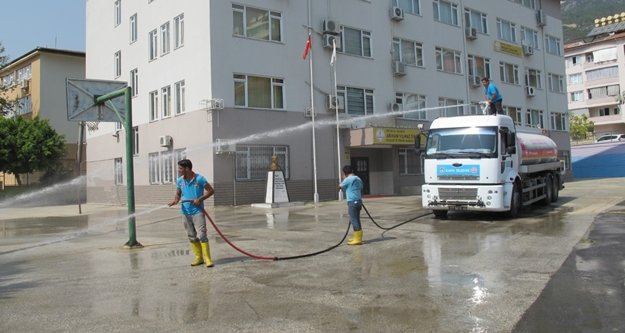 Alanya Belediyesi okulları temizliyor