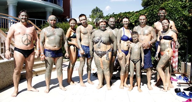 Alanya'da Rus turistler çamur banyosuyla stres atıyor