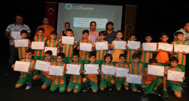 Alanyasporlu minikler belge aldı