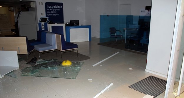 Banka şubesine otomobil girdi