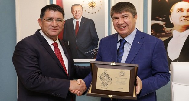 Esnaflardan Türel'e teşekkür plaketi