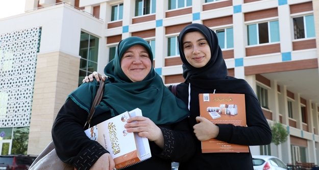 Kızına destek olurken üniversiteli oldu