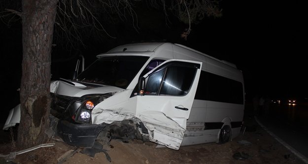 Otomobil tur minibüsüne çarptı: 1'i turist 3 yaralı