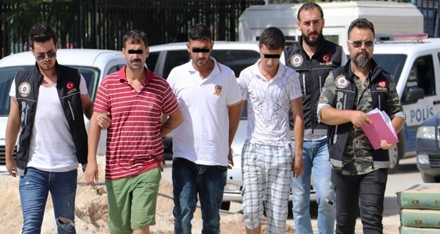 Parklarda uyuşturucu satan 3 kişiye gözaltı