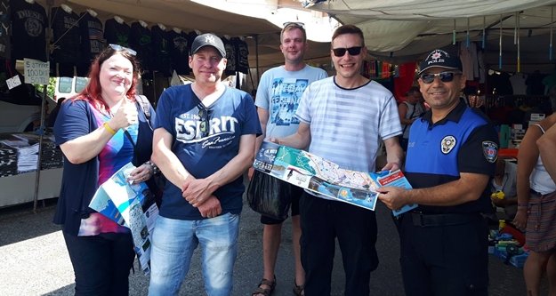 Pazara gelen turiste harita dağıttılar