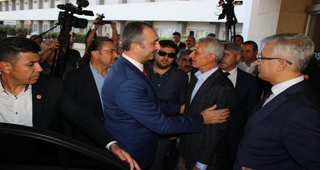 Adalet Bakanı Gül, yaralı savcıyı ziyaret etti