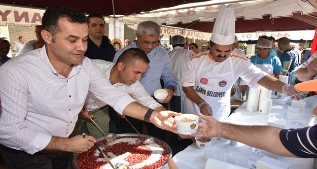 Alanya Belediyesi'nden aşure ikramı