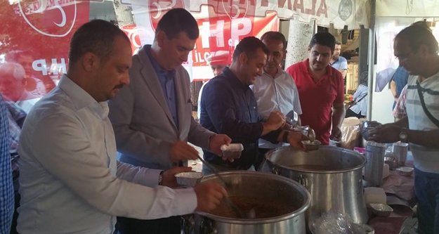 Alanya MHP aşure dağıttı
