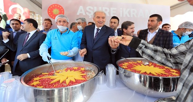 Alanyalı başkan aşure dağıttı