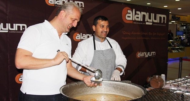 Alanyum Aşure dağıttı