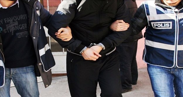 Arkadaşlarını dövüp parasını gasp ettiler