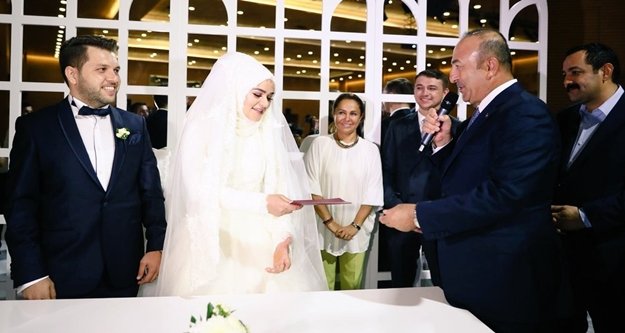 Bakan Çavuşoğlu düğüne katıldı