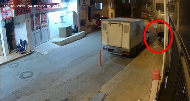 Bisikletin kilidini keserek çaldı