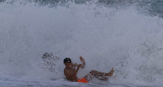 Dev dalgalarda deniz keyfi