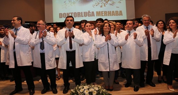 Doktor adayları beyaz önlük giydi
