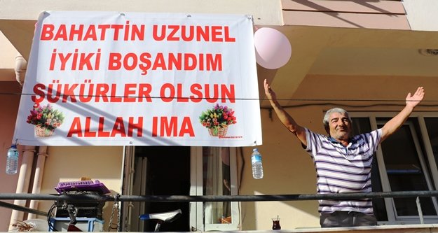 Eşinden ayrılan kocanın pankartlı boşanma ve nafaka sevinci