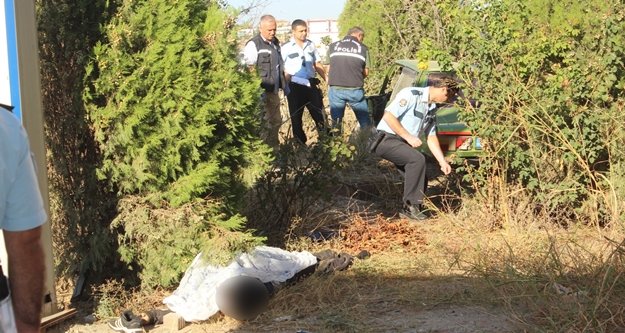İş yerini açan esnaf önce otomobili sonra cesedi buldu