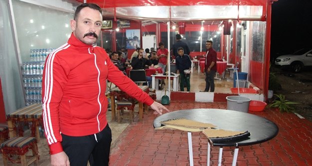Kafeye düşen yıldırım masayı parçaladı