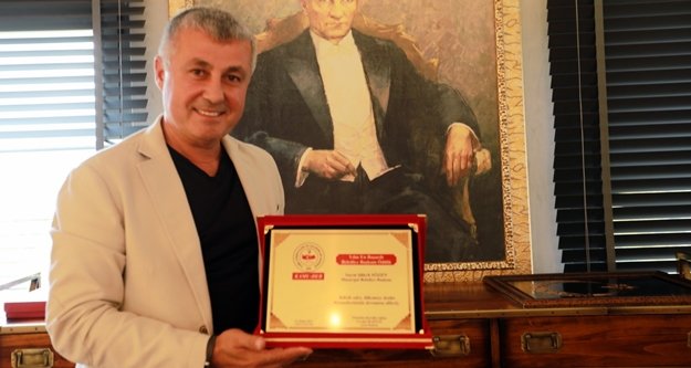 KAMUDER'den Başkan Sözen'e ödül