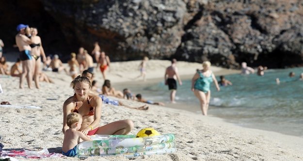 Kars'ta kar fırtınası, Alanya'da deniz sefası