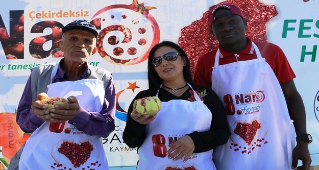 Nar tanelerini yere düşürmeden yemeye çalıştılar