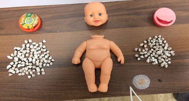 Oyuncak bebeğin içine bakan polis şaşkına döndü