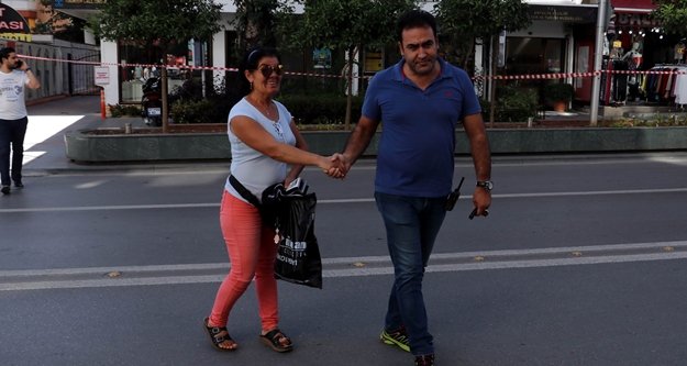 Şüpheli çantayı fark etmeyen engelli kadına polis yetişti