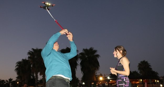 Sürpriz evlilik teklifinde yüzük drone ile gökyüzünden geldi