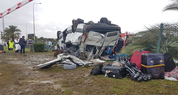 Tur minibüsü devrildi: 3 ölü, 11 yaralı