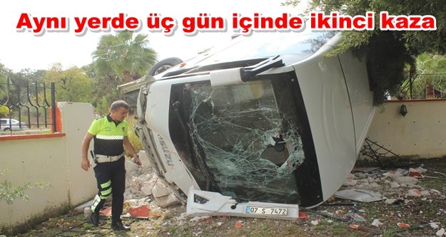 Virajı alamayan tur midibüsü duvara çarptı: 2 yaralı