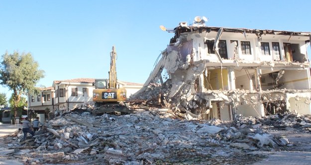 40 yıllık motel yakıldı