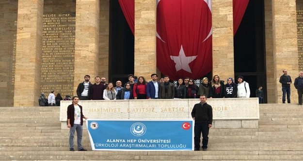 AHEP'li gençler Atatürk'ün huzurunda