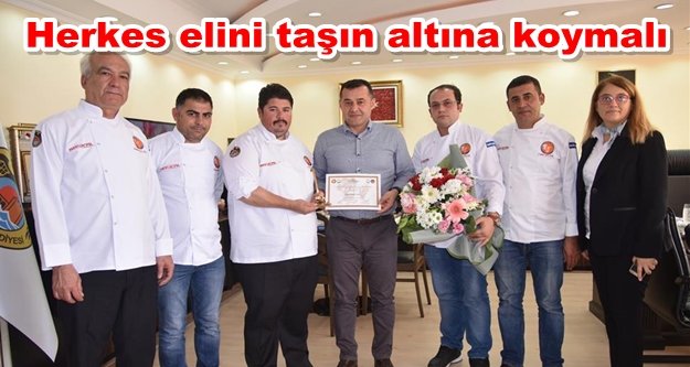 Başkan Yücel'e 'altın kepçe' hediye ettiler