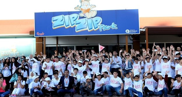 Bitlisli öğrenciler Antalya’da doyasıya eğlendi