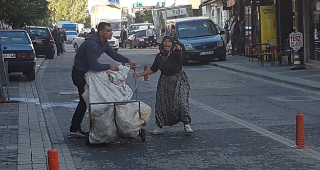 Kağıt toplama aracını başkasında gördü, ortalığı birbirine kattı