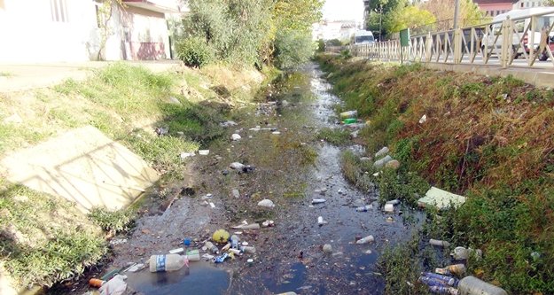 Manavgat’ta sulama kanalı çöplüğe döndü
